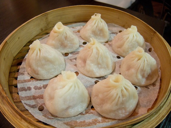 4. Trung Quốc Trung Quốc là một đất nước rộng lớn với vô vàn món ăn ngon. Bắc Kinh nổi tiếng với ẩm thực đường phố lạ miệng, trong khi Tứ Xuyên được biết đến với những món ăn “cay xè lưỡi”. Món ăn phổ biến là bánh bao và sủi cảo. Nếu muốn ăn một “biến tấu” từ món bánh bao truyền thống, bạn hãy đến Thượng Hải với món súp bánh bao.