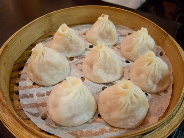 4. Trung Quốc Trung Quốc là một đất nước rộng lớn với vô vàn món ăn ngon. Bắc Kinh nổi tiếng với ẩm thực đường phố lạ miệng, trong khi Tứ Xuyên được biết đến với những món ăn “cay xè lưỡi”. Món ăn phổ biến là bánh bao và sủi cảo. Nếu muốn ăn một “biến tấu” từ món bánh bao truyền thống, bạn hãy đến Thượng Hải với món súp bánh bao.