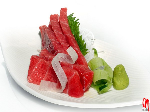 3. Nhật Bản Ẩm thực Nhật Bản nổi tiếng trên toàn thế giới với những món ăn sáng tạo, thanh lịch và tinh tế. Đến xứ sở hoa anh đào này, chắc chắn du khách sẽ không thể bỏ qua món mỳ Ramen, Yakitori (thịt gà xiên nướng), Sashimi (hải sản tươi sống), thịt bò Kobe và đặc biệt là sushi, món ăn tiêu biểu nhất Nhật Bản. Dù ở đâu trên đất nước này, bạn cũng nhìn thấy sushi nhưng muốn có một bữa sushi ngon “để đời”, hãy đến các quán sushi trong khu vực Ginza hoặc trong các khu phố của Roppongi ở Tokyo.