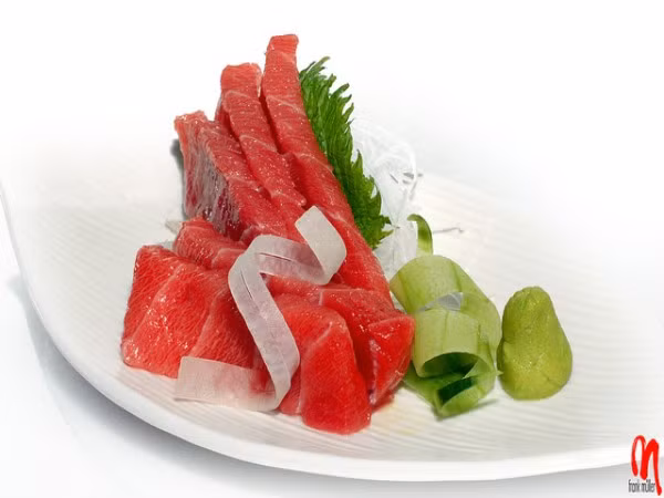 3. Nhật Bản Ẩm thực Nhật Bản nổi tiếng trên toàn thế giới với những món ăn sáng tạo, thanh lịch và tinh tế. Đến xứ sở hoa anh đào này, chắc chắn du khách sẽ không thể bỏ qua món mỳ Ramen, Yakitori (thịt gà xiên nướng), Sashimi (hải sản tươi sống), thịt bò Kobe và đặc biệt là sushi, món ăn tiêu biểu nhất Nhật Bản. Dù ở đâu trên đất nước này, bạn cũng nhìn thấy sushi nhưng muốn có một bữa sushi ngon “để đời”, hãy đến các quán sushi trong khu vực Ginza hoặc trong các khu phố của Roppongi ở Tokyo.