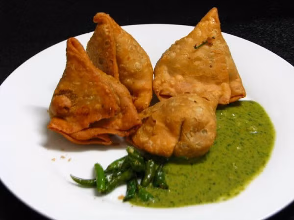 10. Ấn Độ Ở Ấn Độ, món ăn thay đổi rất nhiều dựa vào khu vực mà bạn đến du lịch. Các bữa ăn thường đi kèm với bánh mì như Naan, Dosa, Chapati và một ly Lassi (đồ uống làm từ sữa chua) mát lạnh. Thật khó để chọn ra một món ăn đại diện cho Ấn Độ nhưng món bánh Samosas có thể là món ăn được du khách biết đến nhiều nhất bởi nó rất phổ biến. Samosas là một loại bánh rán được làm từ khoai tây, đậu Hà Lan, đậu lăng và các loại gia vị. Món ăn này được bán khắp cả nước Ấn nhưng nó thay đổi kích thước tùy vào nơi bạn đến.