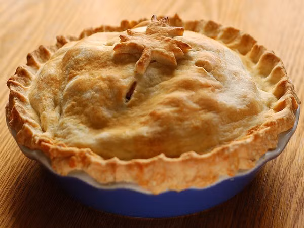 6. Mỹ Mỹ là một trong những nước có ẩm thực đa dạng nhất trên thế giới. Nếu đến miền Đông Bắc nước Mỹ, bạn sẽ không thể bỏ qua món súp trai và tôm hùm cuộn. Món gà chiên và bánh quy được ưa chuộng nhất miền Nam còn miền Tây Nam lại thu hút du khách bởi món Tacos cá và Tex-Mex (món ăn pha trộn giữa ẩm thực Mỹ và Mexico). Thật khó để xác định món ăn phổ biến của nước Mỹ nhưng nếu nhìn vào thực đơn của tất cả nhà hàng, quán cà phê, tiệm bánh trong quốc gia này món bánh táo là món ăn phổ biến nhất.