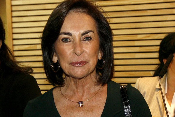 5. Iris Fontbona và gia đình Tài sản: 17,8 tỷ USD Đến từ Santiago (Chile), Iris Fontbona là bà quả phụ của tỷ phú Andronico Luksic, người đã qua đời năm 2005 do mắc bệnh ung thư. Sau khi tiếp quản Công ty Antofagasta từ người chồng quá cố, công ty khai thác đồng lớn nhất thế giới, bà trở thành một trong những người phụ nữ giàu có nhất thế giới. Ít ai biết được rằng bà kết hôn với Andronico khi mới 18 tuổi và là người vợ thứ hai của ông. 5. Iris Fontbona và gia đình Tài sản: 17,8 tỷ USD Đến từ Santiago (Chile), Iris Fontbona là bà quả phụ của tỷ phú Andronico Luksic, người đã qua đời năm 2005 do mắc bệnh ung thư. Sau khi tiếp quản Công ty Antofagasta từ người chồng quá cố, công ty khai thác đồng lớn nhất thế giới, bà trở thành một trong những người phụ nữ giàu có nhất thế giới. Ít ai biết được rằng bà kết hôn với Andronico khi mới 18 tuổi và là người vợ thứ hai của ông.