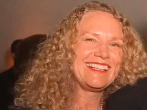 2. Christy Walton Tài sản: 25,3 tỷ USD Giữ danh hiệu người phụ nữ giàu nhất trên thế giới trong một thời gian dài trước khi bị Gina soán ngôi, Christy là vợ góa của John T Walton, con trai của người sáng lập ra Wal-Mart, chuỗi cửa hàng bách hóa Mỹ. Cô đã được xếp hạng là nữ doanh nhân từ thiện nhiều nhất do tạp chí Portfolio bình chọn. Cô đã đóng góp hàng tỷ USD từ tài sản của mình cho quỹ riêng của gia đình cũng như cho các tổ chức từ thiện trên thế giới.