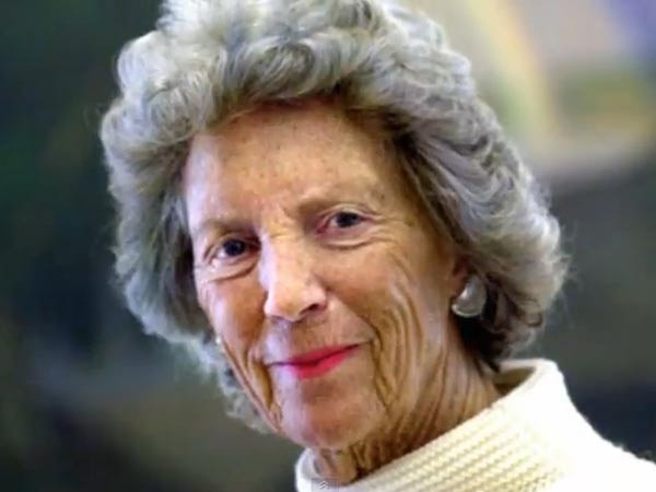 6. Birgit Rausing và gia đình Tài sản: 14 tỷ USD Bà kết hôn Gad, con trai của Ruben Rausing, người sáng lập ra bao bì nổi tiếng TetraPak, chuyên sản xuất các loại bao bì dùng để đựng đồ uống như nước trái cây, sữa mà không cần làm lạnh. Khi chồng qua đời vào năm 2000, bà cùng với những người con được thừa kế tập đoàn bao bì khổng lồ Tetra Laval. Sinh năm 1924, bà là một nhà sử học nghệ thuật và nhà từ thiện của Thụy Điển. 6. Birgit Rausing và gia đình Tài sản: 14 tỷ USD Bà kết hôn Gad, con trai của Ruben Rausing, người sáng lập ra bao bì nổi tiếng TetraPak, chuyên sản xuất các loại bao bì dùng để đựng đồ uống như nước trái cây, sữa mà không cần làm lạnh. Khi chồng qua đời vào năm 2000, bà cùng với những người con được thừa kế tập đoàn bao bì khổng lồ Tetra Laval. Sinh năm 1924, bà là một nhà sử học nghệ thuật và nhà từ thiện của Thụy Điển.