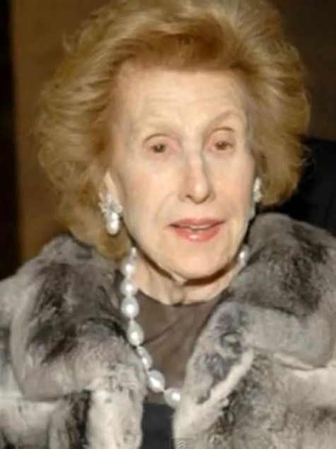 9. Anne Cox Chambers Tài sản: 12,5 tỷ USD Dù đã 92 tuổi nhưng Anne Cox Chambers vẫn tham gia điều hành hãng truyền thông khổng lồ Cox Enterprises, trong đó bao gồm báo chí, đài phát thanh, truyền hình, truyền hình cáp và các doanh nghiệp khác. Bà là một người luôn ủng hộ các tổ chức từ thiện, văn hóa, giáo dục, đặc biệt là nghệ thuật và các vấn đề quốc tế. Bà cũng nằm trong ban quản trị của rất nhiều quỹ như Quỹ Pasteur, Trung tâm Nghệ thuật Woodruff, Hội lịch sử Atlanta và cũng tham gia quản lý các bảo tàng như Bảo tàng nghệ thuật Metropolitan, Bảo tàng Whitney ở New York. 9. Anne Cox Chambers Tài sản: 12,5 tỷ USD Dù đã 92 tuổi nhưng Anne Cox Chambers vẫn tham gia điều hành hãng truyền thông khổng lồ Cox Enterprises, trong đó bao gồm báo chí, đài phát thanh, truyền hình, truyền hình cáp và các doanh nghiệp khác. Bà là một người luôn ủng hộ các tổ chức từ thiện, văn hóa, giáo dục, đặc biệt là nghệ thuật và các vấn đề quốc tế. Bà cũng nằm trong ban quản trị của rất nhiều quỹ như Quỹ Pasteur, Trung tâm Nghệ thuật Woodruff, Hội lịch sử Atlanta và cũng tham gia quản lý các bảo tàng như Bảo tàng nghệ thuật Metropolitan, Bảo tàng Whitney ở New York.