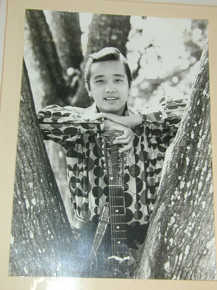 Sở hữu vẻ điển trai, lãng tử Elvis Phương được mời chụp ảnh báo năm 19 tuổi. Sở hữu vẻ điển trai, lãng tử Elvis Phương được mời chụp ảnh báo năm 19 tuổi.