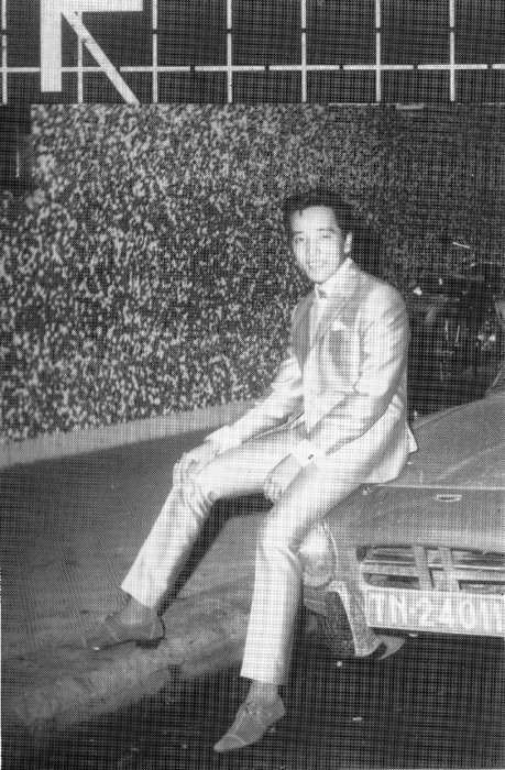 Elvis Phương ăn mặc sành điệu và khá điển trai ngay từ thời trai trẻ. Elvis Phương ăn mặc sành điệu và khá điển trai ngay từ thời trai trẻ.
