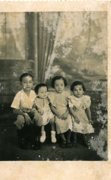 Chụp kỷ niệm cùng 3 người em ruột của mình. Chụp kỷ niệm cùng 3 người em ruột của mình.