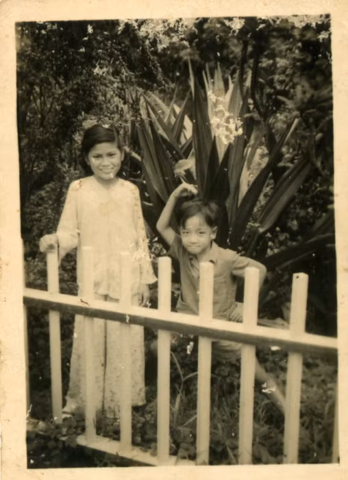 Elvis Phương tinh nghịch tạo dáng để chụp ảnh cùng chị họ tại công viên Tao Đàn.