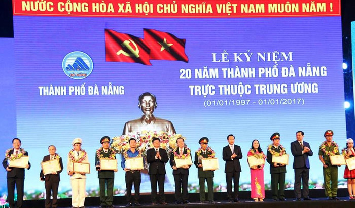 Trao tặng danh hiệu "công dân Đà Nẵng tiêu biểu" cho 20 cá nhân có thành tích xuất sắc. Ảnh: K.H Trao tặng danh hiệu "công dân Đà Nẵng tiêu biểu" cho 20 cá nhân có thành tích xuất sắc. Ảnh: K.H