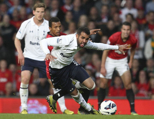 Sandro đã để bóng chạm tay trong vòng cấm...