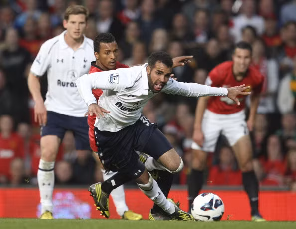 Sandro đã để bóng chạm tay trong vòng cấm... Sandro đã để bóng chạm tay trong vòng cấm...