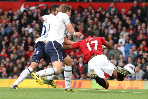 Nani bị Vertonghen kéo ngã trong vòng cấm.