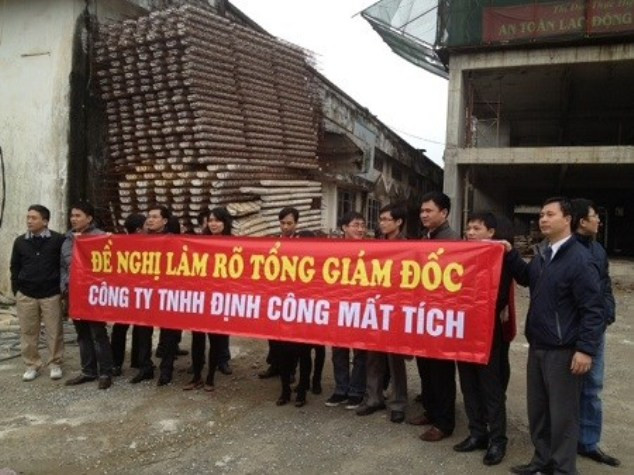 Khách hàng “biểu tình” tại dự án Sky Garden Towers sáng 21/3 (ảnh VnMedia) Khách hàng “biểu tình” tại dự án Sky Garden Towers sáng 21/3 (ảnh VnMedia)