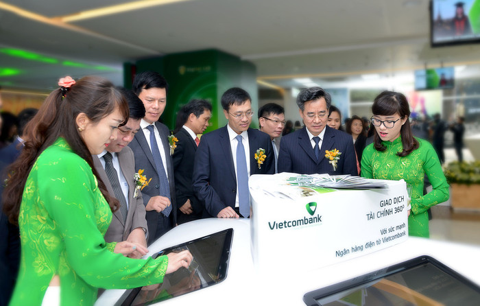Các đại biểu tham quan và trải nghiệm dịch vụ Vietcombank Digital Lab. Các đại biểu tham quan và trải nghiệm dịch vụ Vietcombank Digital Lab.