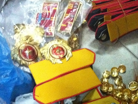 Quân hàm và nhiều quân dụng của lực lượng vũ trang được phát hiện.