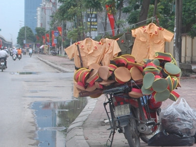 Bỏ ra từ 100.000 đồng đến 200.000 đồng là có được 1 bộ cảnh phục. Ảnh: Đ.H - Tiền Phong