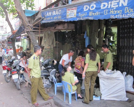 Lực lượng chức năng kiểm tra cửa hàng bán đồ quân dụng.