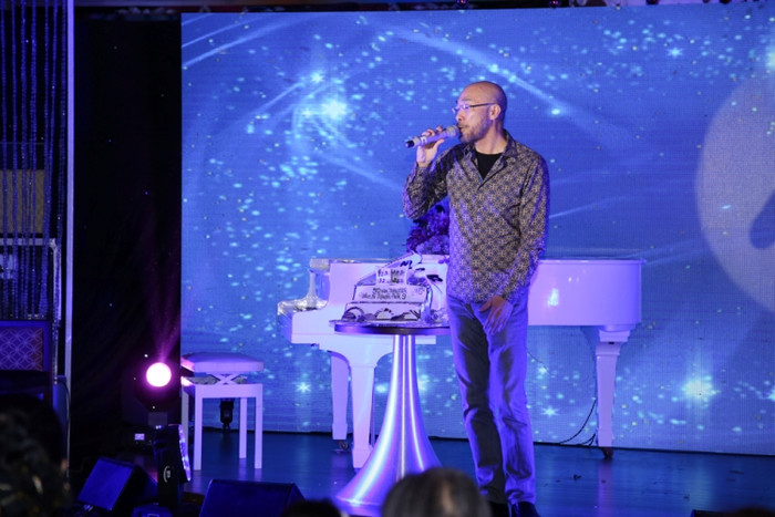 Dù bận rộn chuẩn bị cho liveshow Sol Vàng sắp diễn ra vào tối nay tại nhà hát Hòa Bình nhưng nhạc sĩ, ca sĩ Trịnh Nam Sơn vẫn dành thời gian để góp mặt tại đêm tiệc. Anh cũng gởi đến một ca khúc như lời chúc nhạc sĩ Nguyễn Ánh 9 và vợ sẽ mãi hạnh phúc bên nhau.