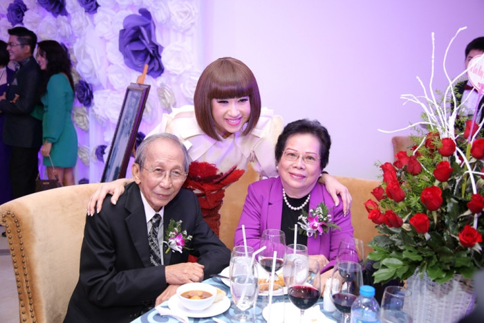 Dù đã chung sống với nhau đến nửa thế kỉ, nhưng trong tâm trí nhạc sĩ Nguyễn Ánh 9, được lấy bà Ngọc Hân làm vợ là một điều may mắn nhất trong suốt cuộc đời của ông. Mỗi khi được hỏi về vợ, ông luôn dành những lời nói có cánh và đầy tự hào.