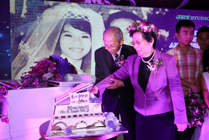 Buổi tiệc kỉ niệm được con trai ông - nhạc sĩ Nguyễn Quang tổ chức như một lễ cưới thực thụ. Dường như kỉ niệm khi lần đầu tiên được cắt bánh kem, trao cho nhau chiếc nhẫn cưới cách đây 50 năm vẫn còn vẹn nguyên trong tâm trí của đôi uyên ương ngày nào. Cả 2 đều rưng rưng nước mắt, bồi hồi xúc động đến đỗi không nói nên lời.