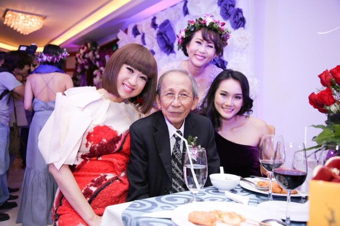 Một nhân vật không thể thiếu trong đêm tiệc đó chính là danh ca Ý Lan. Gia đình Ý Lan và nhạc sĩ Nguyễn Ánh 9 có mối quan hệ khá thân thiết nhiều năm qua.