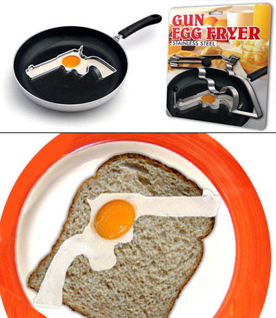 6. Khuôn tráng trứng hình khẩu súng Chồng bạn là người rất "ưa" bạo lực và nghiện các loại phim gangster Mỹ? Bạn có thể gây bất ngờ cho anh ấy bằng một bữa sáng "hoành tráng" với món bánh mỳ kẹp súng lục như thế này. Đảm bảo chồng bạn sẽ cảm thấy vô cùng thích thú và ngày càng yêu bạn hơn.