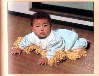 11. Quần áo lau nhà cho trẻ em Em bé của bạn đang tập bò, còn bạn thì quá bận để có thể vừa trông con, vừa làm việc nhà? Vậy hãy mua ngay một chiếc áo lau nhà mặc cho em bé của bạn. Bạn sẽ có nhiều thời gian thư giãn để ngắm nhìn chiếc "máy lau nhà" chơi đùa trong phòng mà không cảm thấy quá căng thẳng.