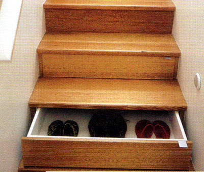 3. Ngăn kéo bậc thang Nhà bạn quá chật và không đủ chỗ để kê tủ? Có một cách hiệu quả để tích kiệm diện tích là sử dụng chính cầu thang của mình làm ngăn kéo đựng đồ. Rất đơn giản và thuận tiện phải không nào?