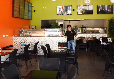 Sau bão sacndal, Đan Trường cùng vợ mở quán ăn 3