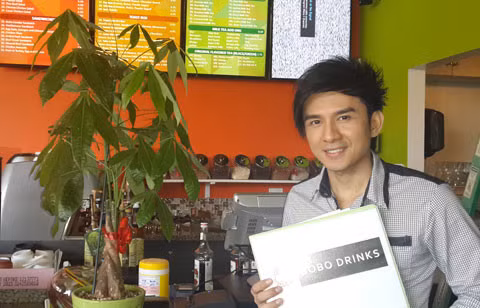 Sau bão sacndal, Đan Trường cùng vợ mở quán ăn 4