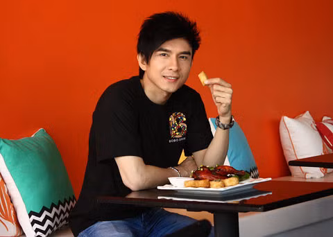 Sau bão sacndal, Đan Trường cùng vợ mở quán ăn 2