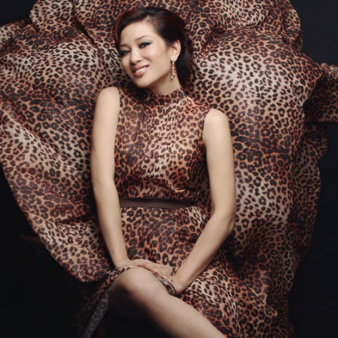 Á Hậu Mrs World 2011 Thu Hương