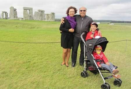 BTV Vân Anh cùng chồng và hai con. BTV Vân Anh cùng chồng và hai con.