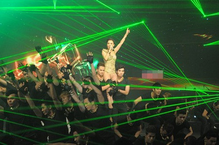 Chồng Tây triệu phú công khai nói 'yêu' ở liveshow để đời của Thu Minh ảnh 19 Chồng Tây triệu phú công khai nói 'yêu' ở liveshow để đời của Thu Minh ảnh 19