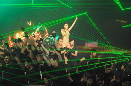 Chồng Tây triệu phú công khai nói 'yêu' ở liveshow để đời của Thu Minh ảnh 19