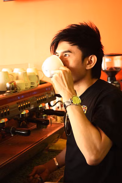 Sau bão sacndal, Đan Trường cùng vợ mở quán ăn 6