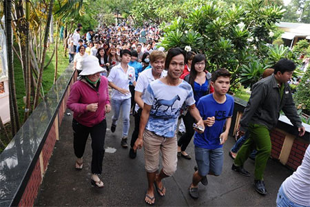 Những nụ cười lạc lõng trong lễ tang Wanbi Tuấn Anh ảnh 4