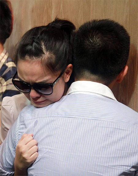 Những nụ cười lạc lõng trong lễ tang Wanbi Tuấn Anh ảnh 2