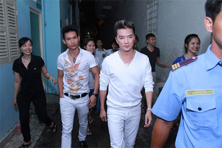 Những nụ cười lạc lõng đến phản cảm