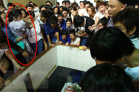 Những nụ cười lạc lõng trong lễ tang Wanbi Tuấn Anh ảnh 1