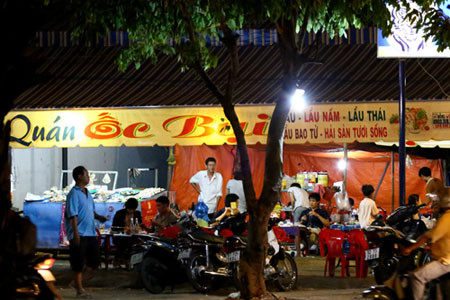 Quán Ốc Bụi của ba Phương Trinh rất đông khách. Quán xôi gia truyền của mẹ và bà ngoại Phương Trinh ngon, bổ, rẻ và rất đông khách mỗi buổi sáng. Quán Ốc Bụi của ba Phương Trinh rất đông khách. Quán xôi gia truyền của mẹ và bà ngoại Phương Trinh ngon, bổ, rẻ và rất đông khách mỗi buổi sáng.