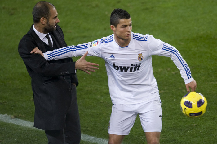 Một trong những hình ảnh của trận siêu kinh điển giữa Barca – Real. Khi tỷ số đang là 2-0 nghiêng về Barca, Cristiano Ronaldo đã tỏ ra nóng nảy, thiếu kiềm chế trong pha xin bóng HLV Pep Guardiola. Anh suýt nữa đã đẩy ngã vị cầm quân người Tây Ban Nha. Tình huống này khiến các cule giận dữ, la ó miệt thị Ronaldo, trong khi thủ thành Valdes hung hăng chạy lên giữa sân để cảnh cáo CR7. Cuối cùng cả Ronaldo và Valdes đều phải nhận thẻ vàng. Một trong những hình ảnh của trận siêu kinh điển giữa Barca – Real. Khi tỷ số đang là 2-0 nghiêng về Barca, Cristiano Ronaldo đã tỏ ra nóng nảy, thiếu kiềm chế trong pha xin bóng HLV Pep Guardiola. Anh suýt nữa đã đẩy ngã vị cầm quân người Tây Ban Nha. Tình huống này khiến các cule giận dữ, la ó miệt thị Ronaldo, trong khi thủ thành Valdes hung hăng chạy lên giữa sân để cảnh cáo CR7. Cuối cùng cả Ronaldo và Valdes đều phải nhận thẻ vàng.