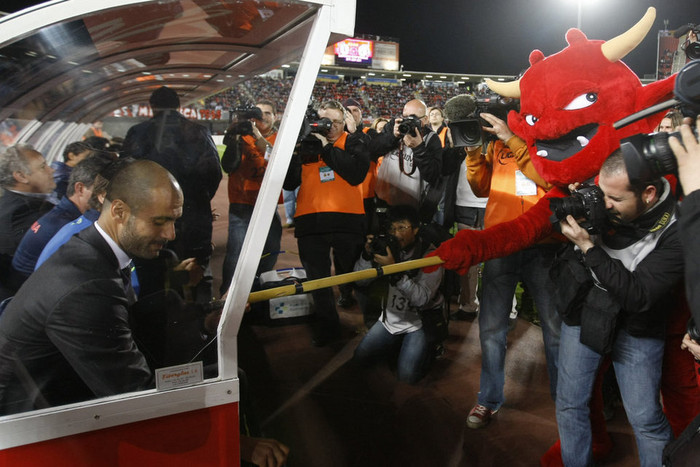 Ông cũng rất thân thiện. Ông cũng rất thân thiện.