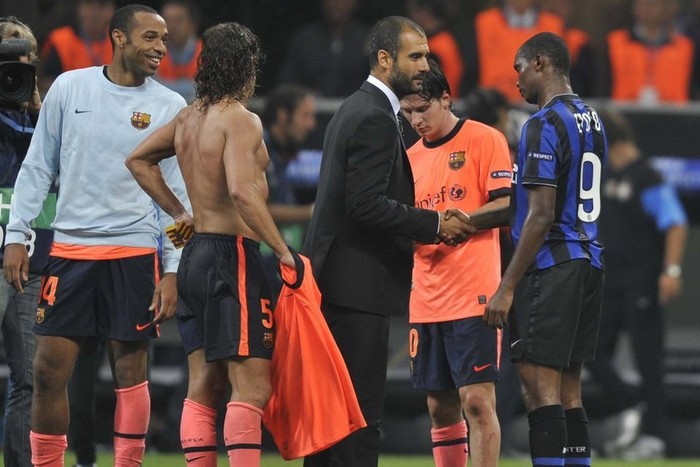 Khi Guardiola bắt đầu công việc ở Barca thì việc bán Ronaldinho và Deco là điều đầu tiên ông thực hiện. Đồng thời cho phép Báo đen ở lại thêm 1 năm nhưng không bao giờ Pep thay đổi suy nghĩ, dù anh đã có một mùa giải xuất sắc. Và khi tiền đạo người Cameroon đi thì Zlatan Ibrahimovic đến, nhưng có lẽ tiền đạo người Thụy Điển chính là hợp đồng thất bại nhất của vị chiến lược gia 41 tuổi. Đây là hình ảnh cựu tiền đạo Barca chào đón Pep trong trận Inter - Barca ở vòng loại Champions League năm 2009. Khi Guardiola bắt đầu công việc ở Barca thì việc bán Ronaldinho và Deco là điều đầu tiên ông thực hiện. Đồng thời cho phép Báo đen ở lại thêm 1 năm nhưng không bao giờ Pep thay đổi suy nghĩ, dù anh đã có một mùa giải xuất sắc. Và khi tiền đạo người Cameroon đi thì Zlatan Ibrahimovic đến, nhưng có lẽ tiền đạo người Thụy Điển chính là hợp đồng thất bại nhất của vị chiến lược gia 41 tuổi. Đây là hình ảnh cựu tiền đạo Barca chào đón Pep trong trận Inter - Barca ở vòng loại Champions League năm 2009.