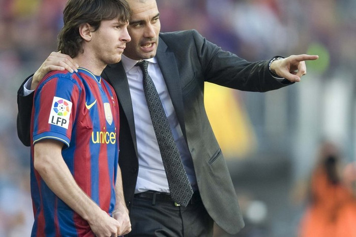 Một trong những phát kiến được xem là vĩ đại nhất của Pep Guardiola đó chính là việc ông đưa Messi từ cánh phải vào đá ở giữa trong sơ đồ 3 tiền đạo. Cột mốc đánh dấu cho sự thay đổi này chính là ở trận chung kết cúp C1 năm 2009 với MU, trận đấu mà Messi đã tỏa sáng rực rỡ ở vai trò mới với một cú đánh đầu trong tư thế khó làm tung lưới Van der Sar ấn định thắng lợi 2-0. Đó cũng là trận đấu mà Pep đã gây bất ngờ cho đối thủ lão làng Ferguson bên phía MU khi đưa ngôi sao người Cameroon ra cánh phải, chuyển Messi vào giữa và sự thay đổi này đã mang lại chức vô địch cúp C1 lần thứ 3 trong lịch sử cho Barca. Kể từ đó Messi đã thường xuyên được xếp chơi ở vị trí tiền đạo giữa, nhưng không hẳn là mẫu tiền đạo số 9 theo kiểu cổ điển. Messi được phép hoạt động rộng, có khi lùi sâu, có khi đá cắm, có khi dạt ra biên. Chính vị trí mới này của Messi đã giúp siêu sao người Argentina cũng như Barca gặt hái được nhiều thành công trong suốt thời gian qua. Một trong những phát kiến được xem là vĩ đại nhất của Pep Guardiola đó chính là việc ông đưa Messi từ cánh phải vào đá ở giữa trong sơ đồ 3 tiền đạo. Cột mốc đánh dấu cho sự thay đổi này chính là ở trận chung kết cúp C1 năm 2009 với MU, trận đấu mà Messi đã tỏa sáng rực rỡ ở vai trò mới với một cú đánh đầu trong tư thế khó làm tung lưới Van der Sar ấn định thắng lợi 2-0. Đó cũng là trận đấu mà Pep đã gây bất ngờ cho đối thủ lão làng Ferguson bên phía MU khi đưa ngôi sao người Cameroon ra cánh phải, chuyển Messi vào giữa và sự thay đổi này đã mang lại chức vô địch cúp C1 lần thứ 3 trong lịch sử cho Barca. Kể từ đó Messi đã thường xuyên được xếp chơi ở vị trí tiền đạo giữa, nhưng không hẳn là mẫu tiền đạo số 9 theo kiểu cổ điển. Messi được phép hoạt động rộng, có khi lùi sâu, có khi đá cắm, có khi dạt ra biên. Chính vị trí mới này của Messi đã giúp siêu sao người Argentina cũng như Barca gặt hái được nhiều thành công trong suốt thời gian qua.