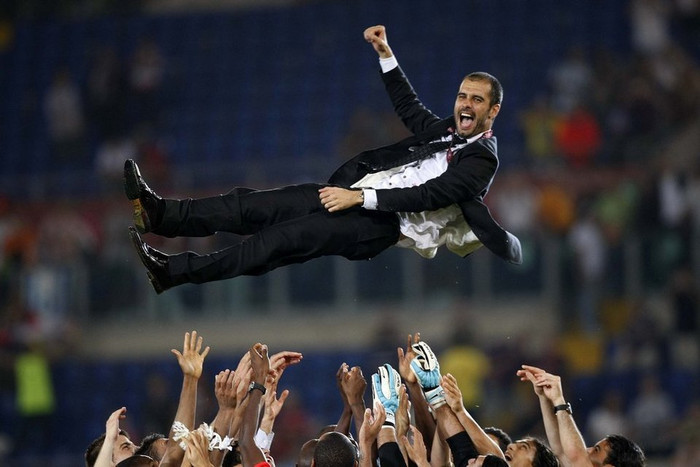 Hình ảnh đáng nhớ của thầy trò Guardiola tại SVĐ Olimpico ở thủ đô Roma vào ngày 27/5/2009 sau khi đánh bại MU với tỷ số 2-0 để giành chức vô địch Champions League. Hình ảnh đáng nhớ của thầy trò Guardiola tại SVĐ Olimpico ở thủ đô Roma vào ngày 27/5/2009 sau khi đánh bại MU với tỷ số 2-0 để giành chức vô địch Champions League.