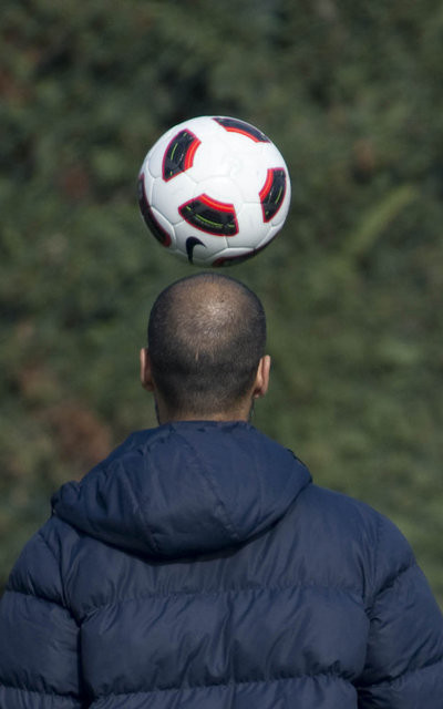 Không một đội bóng nào có thể ở trên đỉnh vinh quang mãi mãi và Barca của Pep cũng không phải ngoại lệ. Ở mùa giải thứ 4, dù vẫn rất mạnh nhưng Blaugrana đã không thể giành được những danh hiệu cao quý nhất. Gã khổng lồ xứ Catalan đã phải dừng bước ở bán kết Champions League, không còn cơ hội vô địch Liga bởi đang kém Real 7 điểm trong khi mùa giải chỉ còn 4 vòng đấu nữa là kết thúc, hi vọng còn lại duy nhất của Barca chỉ là Cup nhà Vua (vào chung kết gặp Bilbao), nhưng dù có đánh bại Bilbao vào ngày 21/5 tới thì vẫn là một mùa giải thất bại của Barca sau rất nhiều kì vọng… Không một đội bóng nào có thể ở trên đỉnh vinh quang mãi mãi và Barca của Pep cũng không phải ngoại lệ. Ở mùa giải thứ 4, dù vẫn rất mạnh nhưng Blaugrana đã không thể giành được những danh hiệu cao quý nhất. Gã khổng lồ xứ Catalan đã phải dừng bước ở bán kết Champions League, không còn cơ hội vô địch Liga bởi đang kém Real 7 điểm trong khi mùa giải chỉ còn 4 vòng đấu nữa là kết thúc, hi vọng còn lại duy nhất của Barca chỉ là Cup nhà Vua (vào chung kết gặp Bilbao), nhưng dù có đánh bại Bilbao vào ngày 21/5 tới thì vẫn là một mùa giải thất bại của Barca sau rất nhiều kì vọng…