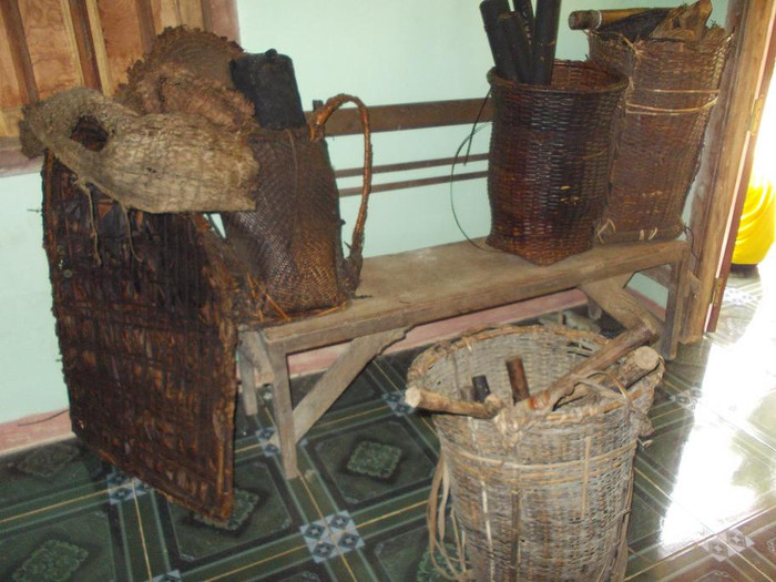 Những vật dụng của cha con người rừng